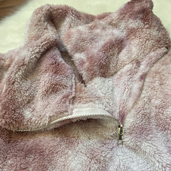 NWOT Soft fuzzy pullover in size S - Picture 7 of 7